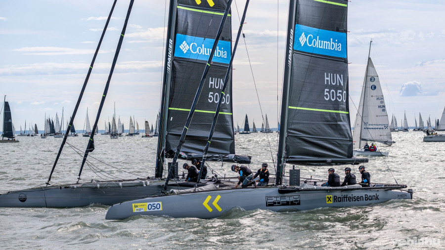 Józsa Márton Miklós MLS Raiffeisen Fifty-Fifty katamaránja futott be elsőként az 57. Kékszalag Raiffeisen Nagydíj tókerülő vitorlásversenyen