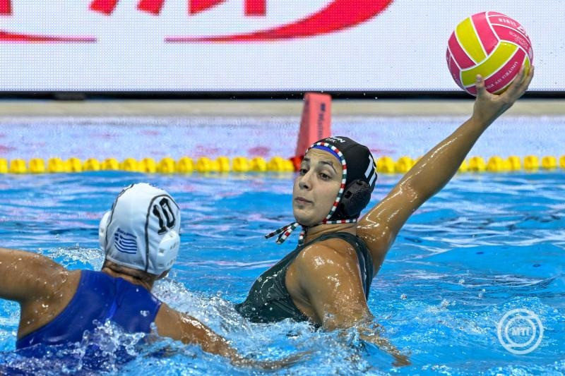 Faragó Kamilla (j) és a görög Vasziliki Plevritu a női vízilabdatorna csoportkörének 1. fordulójában játszott Görögország - Magyarország mérkőzésen a szingapúri vizes világbajnokságon az OCBC Aquatic Centre-ben 2025. július 11-én. MTI/Koszticsák Szilárd