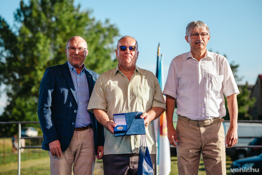 A díjazott Porga Gyula polgármesterrel és Katanics Sándor önkormányzati képviselővel