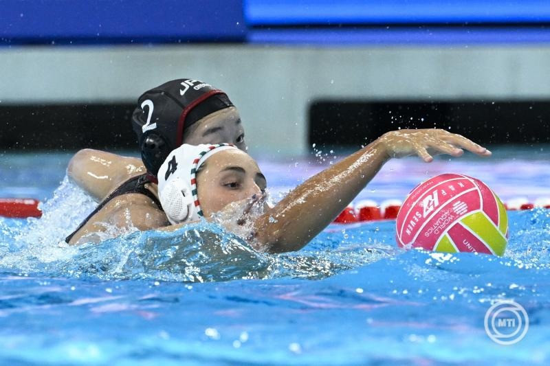 Varró Eszter (j) és a japán Arima Jumi a női vízilabdatorna csoportkörének 2. fordulójában játszott Magyarország - Japán mérkőzésen a szingapúri vizes világbajnokságon az OCBC Aquatic Centre-ben 2025. július 13-án. Magyarország-Japán 33-13. MTI/Koszticsák Szilárd
