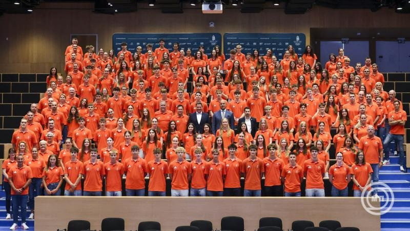 A XVIII. Nyári Európai Ifjúsági Olimpiai Fesztiválon résztvevő magyar delegáció a fogadalomtétel után a Magyar Testnevelési és Sporttudományi Egyetemen 2025. július 14-én. Középen Gyulai Zsolt, a Magyar Olimpiai Bizottság elnöke, Schmidt Ádám, a Honvédelmi Minisztérium sportért felelős államtitkára és Dejan Bozhinov, az Észak-Macedón Köztársaság budapesti nagykövetségének első titkára (b-j). MTI/Hegedüs Róbert