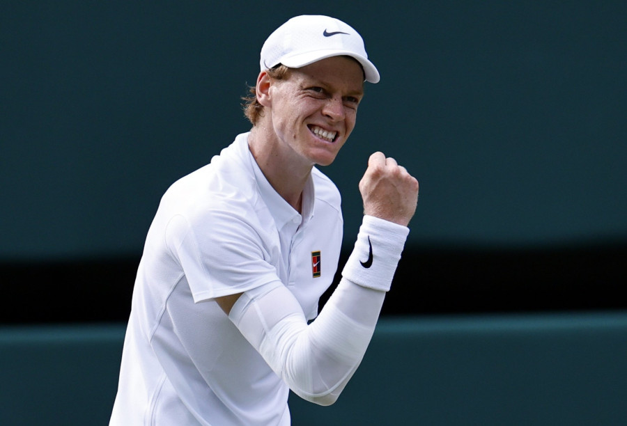 Az olasz Jannik Sinner a spanyol Carlos Alcaraz ellen játszik a wimbledoni teniszbajnokság férfi egyesének döntõjében Londonban 2025. július 13-án. MTI/EPA/Tolga Akmen