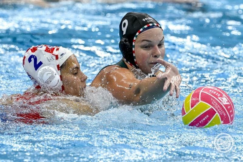 Leimeter Dóra (j) és a horvát Aurora Stipanov a női vízilabdatorna csoportkörének 3. fordulójában játszott Horvátország - Magyarország mérkőzésen a szingapúri vizes világbajnokságon az OCBC Aquatic Centre-ben 2025. július 15-én. A magyar válogatott 22-6-ra győzött. MTI/Koszticsák Szilárd
