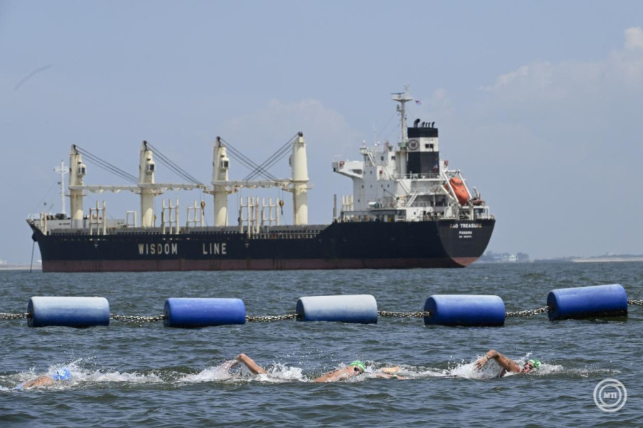 Rasovszky Kristóf (j1) és Betlehem Dávid (j2) a férfi nyíltvízi úszók 10 kilométeres versenyében a szingapúri vizes világbajnokságon a Sentosa-szigetnél 2025. július 16-án. MTI/Koszticsák Szilárd