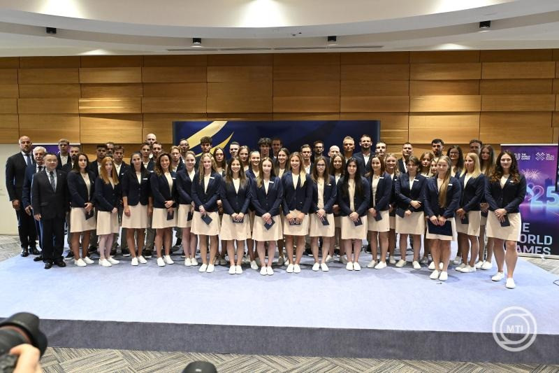 A kínai Csengtuban 2025. augusztus 7. és 17. között sorra kerülő Világjátékokra utazó magyar csapat tagjai fogadalomtételük után július 17-én. Balra Schmidt Ádám sportért felelős államtitkár, Mészáros János, a Nemzeti Versenysport Szövetség elnöke és Gong Tao, Kína budapesti nagykövete (b-j). MTI/Lakatos Péter