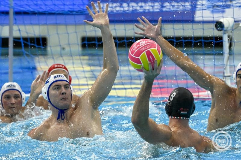 Burián Gergely (háttal) és a román Vancsik Levente a férfi vízilabdatorna nyolcaddöntőjében játszott Románia - Magyarország mérkőzésen a szingapúri vizes világbajnokságon az OCBC Aquatic Centre-ben 2025. július 18-án. MTI/Koszticsák Szilárd
