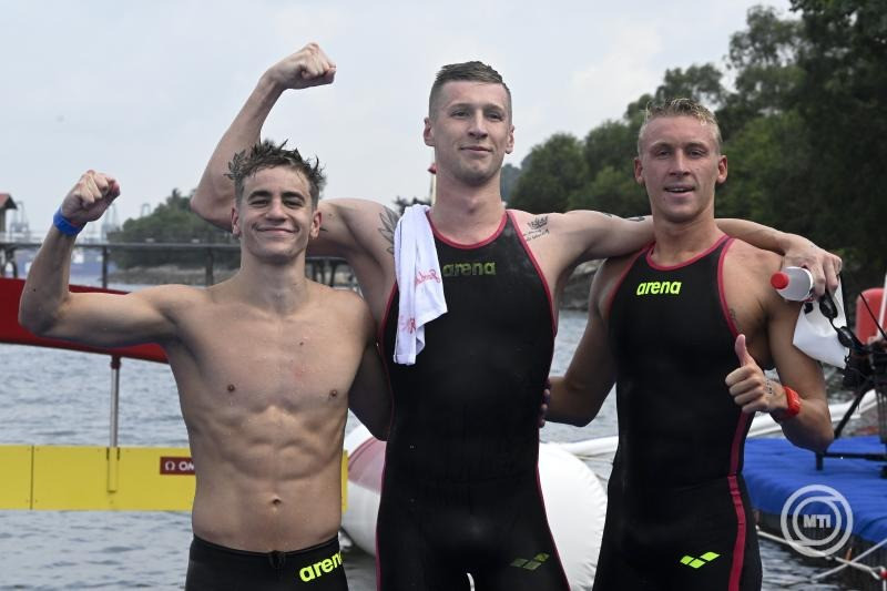 Az ezüstérmes Betlehem Dávid, a győztes német Florian Wellbrock és a harmadik helyezett francia Marc-Antoine Olivier (b-j) a férfi nyíltvízi úszók 3 kilométeres kieséses versenyének céljában a szingapúri vizes világbajnokságon a Sentosa-szigetnél 2025. július 19-én. MTI/Koszticsák Szilárd