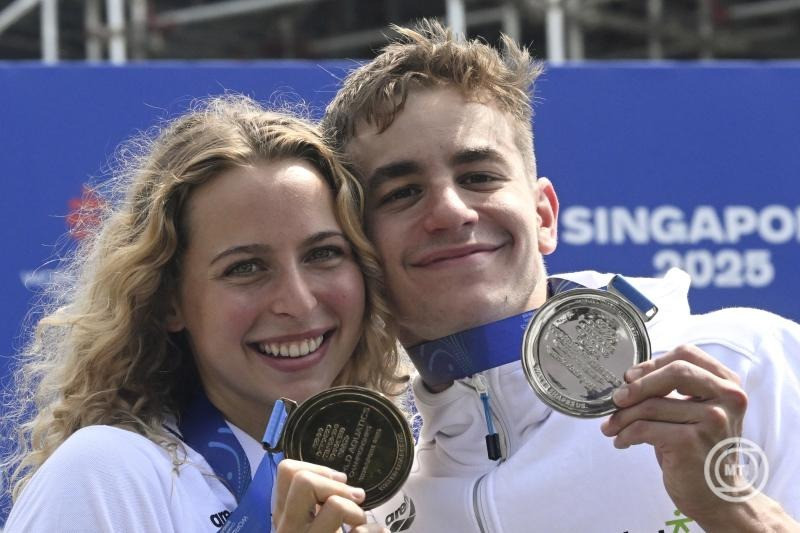A bronzérmes Fábián Bettina és az ezüstérmes Betlehem Dávid a nyíltvízi úszók 3 kilométeres kieséses versenyének eredményhirdetésén a szingapúri vizes világbajnokságon a Sentosa-szigeten 2025. július 19-én. MTI/Koszticsák Szilárd
