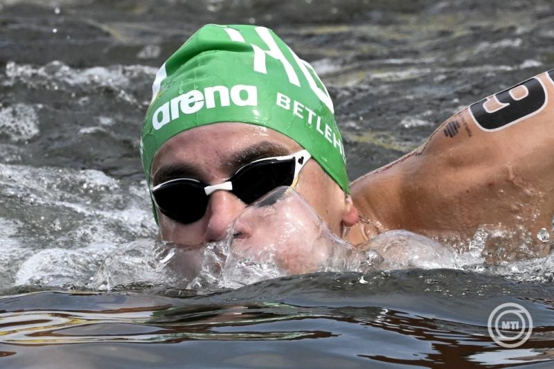 A későbbi ezüstérmes Betlehem Dávid a férfi nyíltvízi úszók 3 kilométeres kieséses versenyében a szingapúri vizes világbajnokságon a Sentosa-szigetnél 2025. július 19-én. MTI/Koszticsák Szilárd