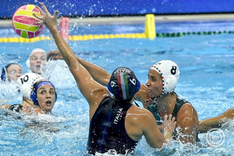 Keszthelyi Rita (j) és az olasz Lucrezia Lys Cergol a női vízilabdatorna negyeddöntőjében játszott Magyarország - Olaszország mérkőzésen a szingapúri vizes világbajnokságon az OCBC Aquatic Centre-ben 2025. július 19-én. A magyar válogatott 12-9-re legyőzte az olasz csapatot. MTI/Koszticsák Szilárd