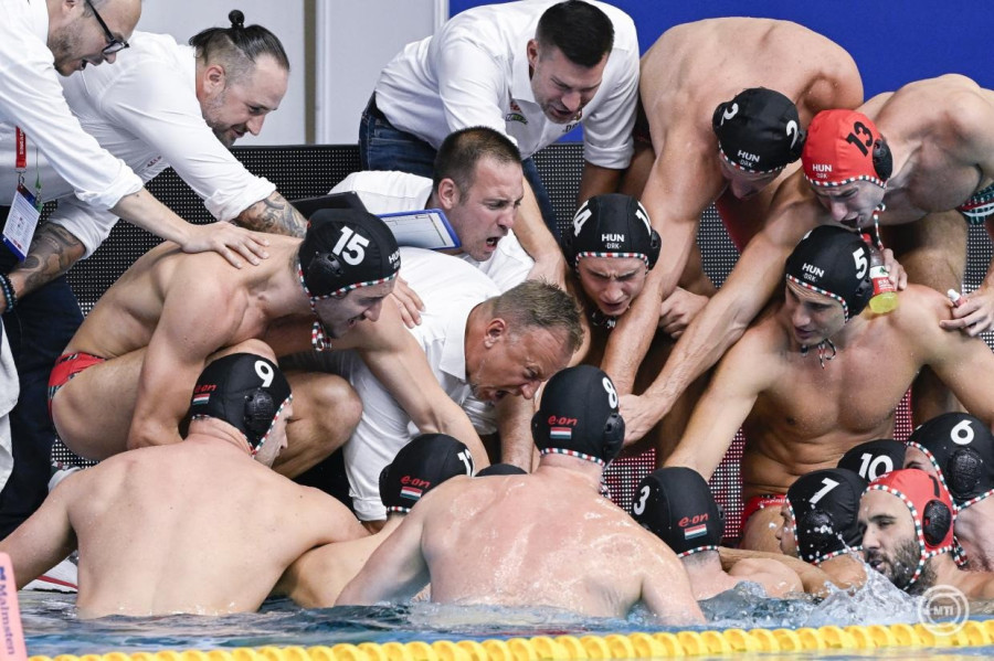Varga Zsolt szövetségi kapitány (k) a férfi vízilabdatorna negyeddöntőjében játszott Horvátország - Magyarország mérkőzésen a szingapúri vizes világbajnokságon az OCBC Aquatic Centre-ben 2025. július 20-án. MTI/Koszticsák Szilárd