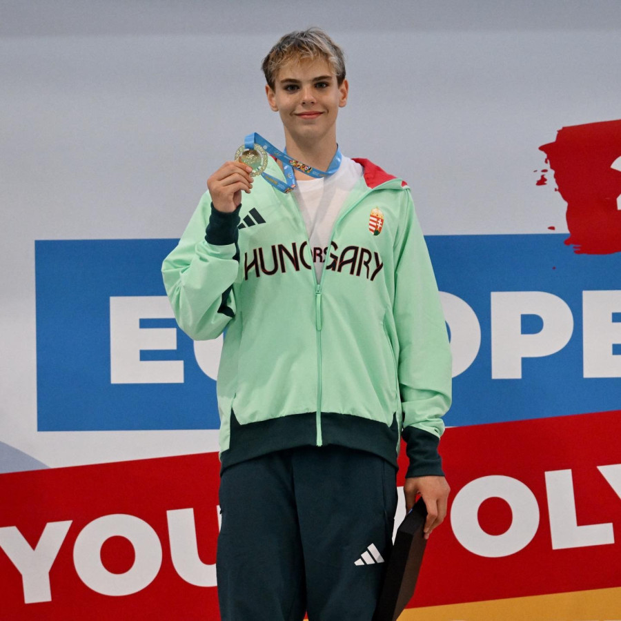 A 400 méteres gyorsúszás EYOF-bajnoka Szkopjéből: Sárkány Zétény a dobogó tetején - Fotó: Team Hungary Facebook