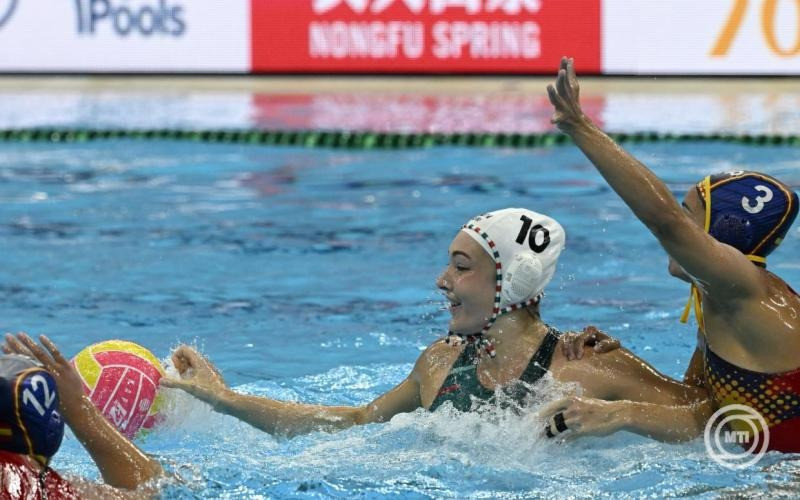 Rybanska Natasa (k) és a spanyol Anna Espar Llaquet (j) a női vízilabdatorna elődöntőjében játszott Magyarország - Spanyolország mérkőzésen a szingapúri vizes világbajnokságon az OCBC Aquatic Centre-ben 2025. július 21-én. MTI/Koszticsák Szilárd