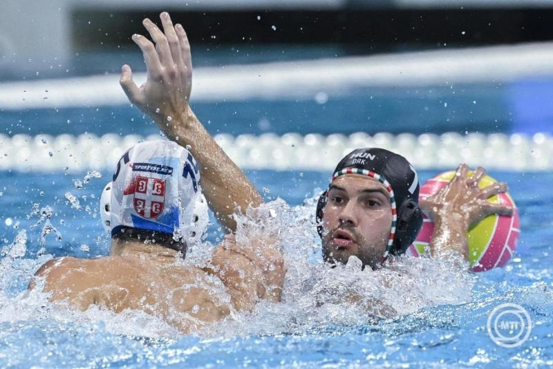 Fekete Gergő (j) és a szerb Vuk Milojevic a férfi vízilabdatorna elődöntőjében játszott Szerbia - Magyarország mérkőzésen a szingapúri vizes világbajnokságon az OCBC Aquatic Centre-ben 2025. július 22-én. MTI/Koszticsák Szilárd