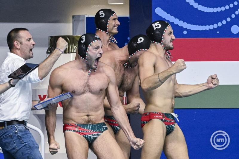 Manhercz Krisztián (b2), Vámos Márton (b3), Kovács Péter (j2) és Vismeg Zsombor (j) a férfi vízilabdatorna elődöntőjében játszott Szerbia - Magyarország mérkőzésen a szingapúri vizes világbajnokságon az OCBC Aquatic Centre-ben 2025. július 22-én. MTI/Koszticsák Szilárd