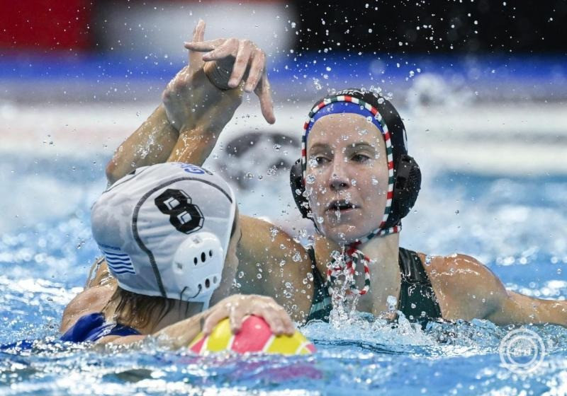 Vályi Vanda (j) és a görög Maria Patra a női vízilabdatorna döntőjében játszott Görögország - Magyarország mérkőzésen a szingapúri vizes világbajnokságon az OCBC Aquatic Centre-ben 2025. július 23-án. MTI/Koszticsák Szilárd