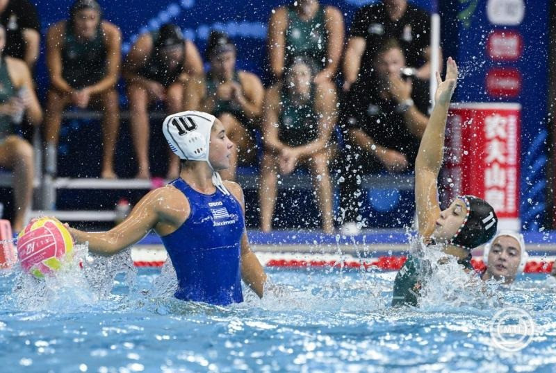 Faragó Kamilla (j) és a görög Vasziliki Plevritu a női vízilabdatorna döntőjében játszott Görögország - Magyarország mérkőzésen a szingapúri vizes világbajnokságon az OCBC Aquatic Centre-ben 2025. július 23-án. MTI/Koszticsák Szilárd