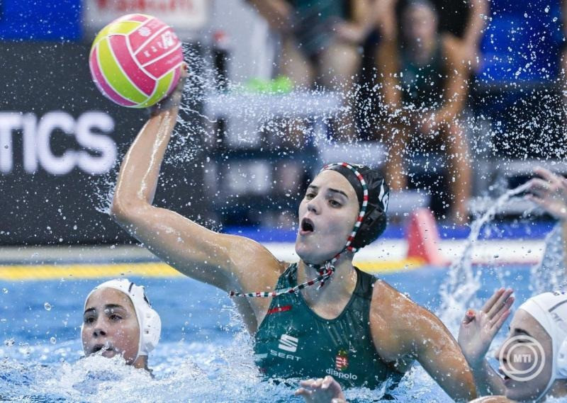 Vályi Vanda (j) és a görög Maria Patra a női vízilabdatorna döntőjében játszott Görögország - Magyarország mérkőzésen a szingapúri vizes világbajnokságon az OCBC Aquatic Centre-ben 2025. július 23-án. MTI/Koszticsák Szilárd