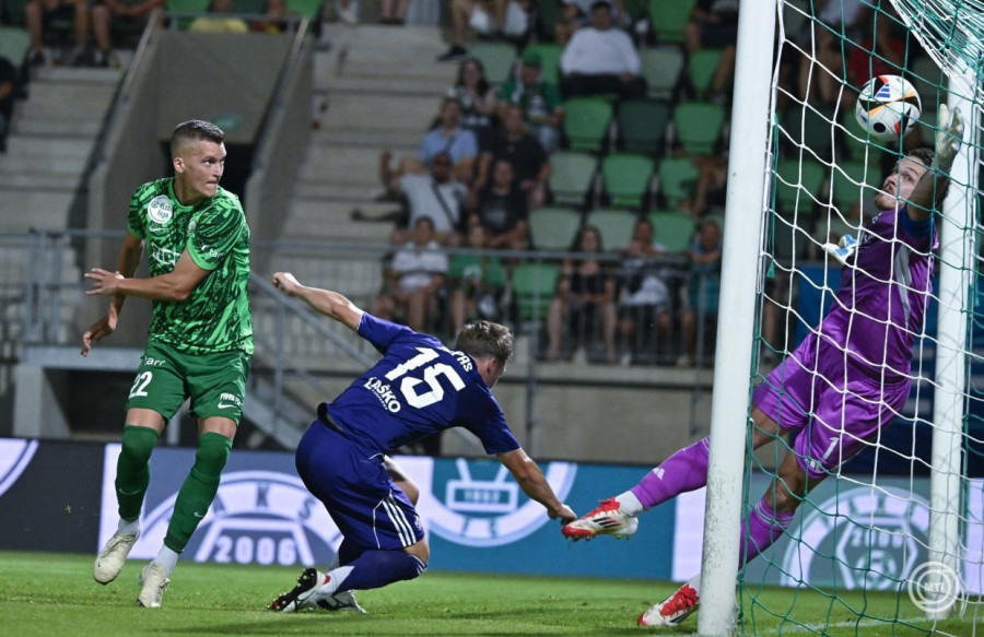 Windecker József, a Paks játékosa (b) gólt lő a labdarúgó Konferencia Liga második selejtezőkörében játszott Paksi FC - NK Maribor mérkőzésen Pakson 2025. július 24-én. Középen Jan Repas, jobbról Azbe Jug kapus, a Maribor játékosai. MTI/Vasvári Tamás