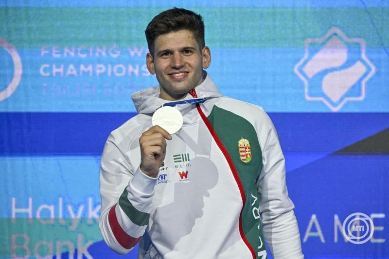 Tbiliszi, 2025. július 27. Az ezüstérmes Siklósi Gergely a férfi párbajtőr egyéni versenyének eredményhirdetésén a tbiliszi vívó-világbajnokságon 2025. július 27-én. MTI/Czeglédi Zsolt