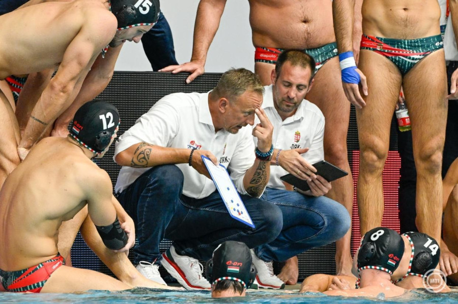  Varga Zsolt szövetségi kapitány (k) a férfi vízilabdatorna döntőjében játszott Spanyolország -Magyarország mérkőzésen a szingapúri vizes világbajnokságon az OCBC Aquatic Centre-ben 2025. július 24-én. MTI/Koszticsák Szilárd
