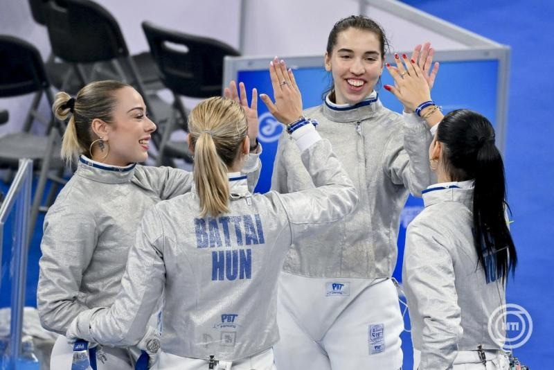 Pusztai Liza, Battai Sugár, Katona Renáta és Szűcs Luca (b-j) a női kardozók legjobb négy közé kerülésért vívott csapatversenyében a tbiliszi vívó-világbajnokságon 2025. július 30-án. MTI/Czeglédi Zsolt