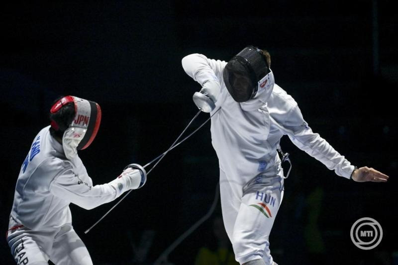 Siklósi Gergely (j) és a japán Kano Koki a férfi párbajtőrözők csapatversenyének döntőjében a tbiliszi vívó-világbajnokságon 2025. július 30-án. A magyar csapat 45-35-re kikapott. MTI/Czeglédi Zsolt