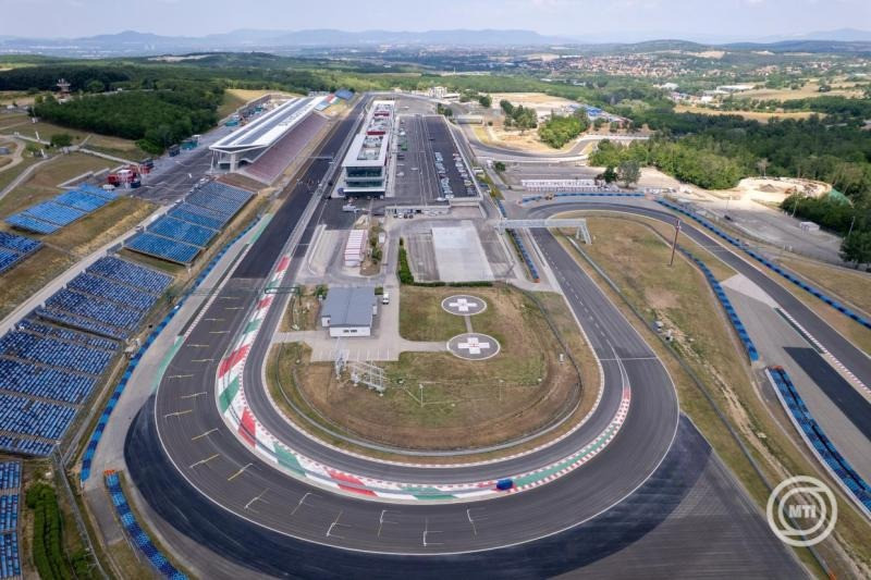 A drónnal készült felvételen a megújult főépület és főlelátó a Hungaroringen, a mogyoródi versenypálya felújított épületeit bemutató sajtótájékoztató napján, 2025. június 19-én. MTI/Máthé Zoltán