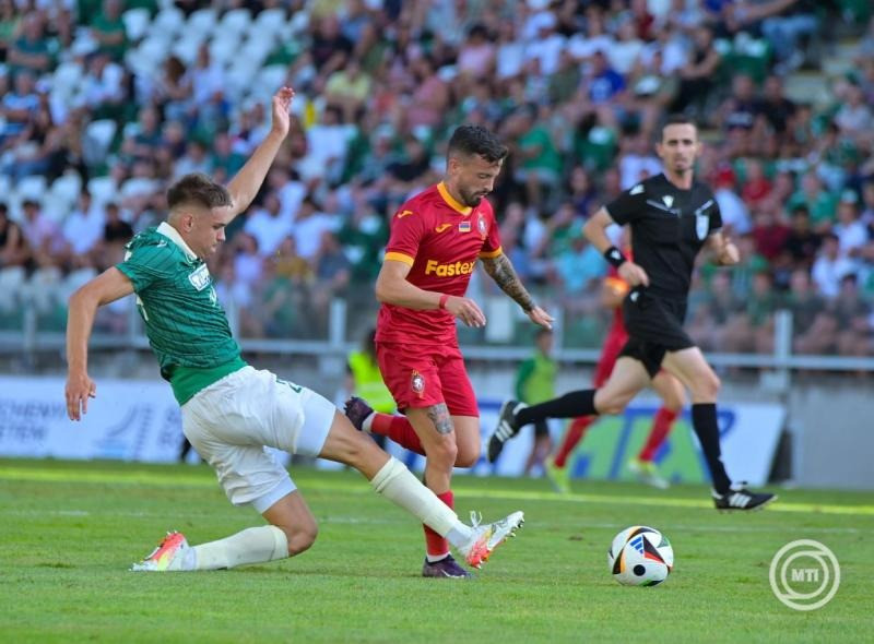 Miljan Krpic, a Győr (b) és Artur Grigoryan, a Pjunyik Jereván játékosa a labdarúgó Konferencia-liga selejtezőjének 2. fordulójában játszott ETO FC Győr - Pjunyik Jereván visszavágó mérkőzésen a győri ETO Stadionban 2025. július 31-én. MTI/Krizsán Csaba
