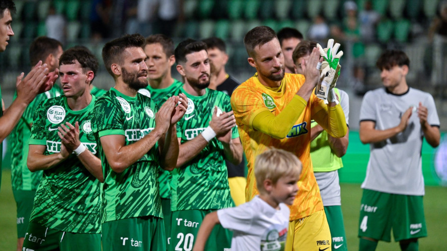 A Paks játékosai megköszönik a szurkolást a nézõknek a labdarúgó Konferencia Liga második selejtezõkörében játszott Paksi FC - NK Maribor mérkõzés után Pakson 2025. július 24-én. A Paks 1-0-ra gyõzött.MTI/Vasvári Tamás