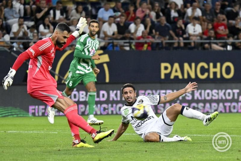 Vaná Alves, a Limassol kapusa (b) és Mosé Semel, a Puskás Akadémia játékosa a labdarúgó Konferencia-liga selejtezőjének 2. fordulójában játszott Puskás Akadémia - Aris Limassol FC visszavágó mérkőzésen a felcsúti Pancho Arénában 2025. július 31-én. MTI/Vasvári Tamás