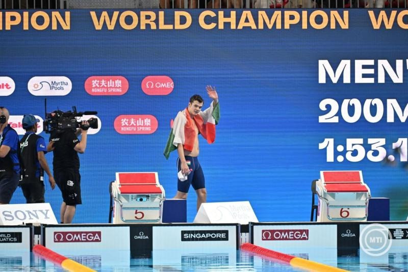 A győztes Kós Hubert a férfi 200 méteres hátúszás döntője után a szingapúri vizes világbajnokságon a World Aquatics Arénában 2025. augusztus 1-jén. Kós Hubert Európa-csúccsal aranyérmet nyert. MTI/Illyés Tibor