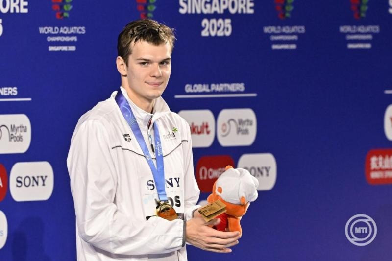 Az aranyérmes Kós Hubert a 200 méteres férfi hátúszás eredményhirdetésén a szingapúri vizes világbajnokságon a World Aquatics Arénában 2025. augusztus 1-jén. Kós Hubert Európa-csúccsal nyert. MTI/Illyés Tibor