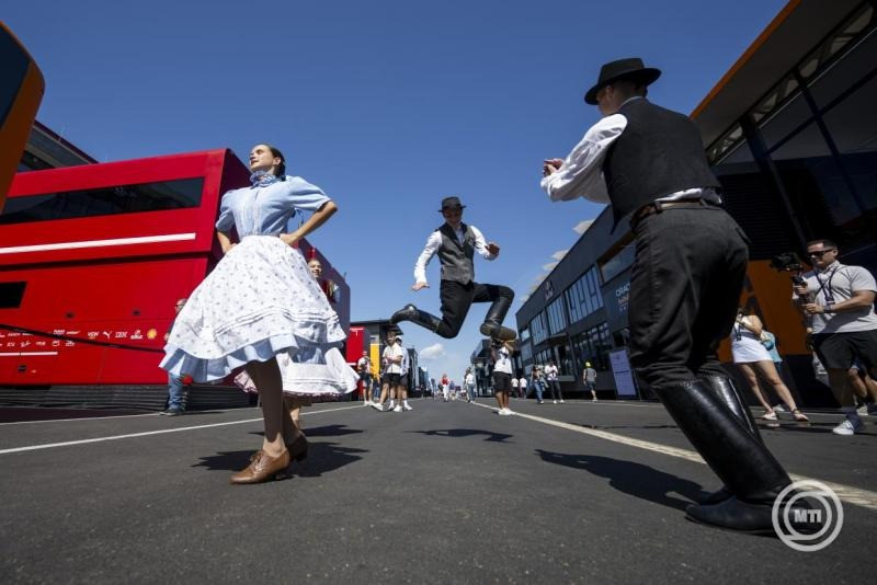 Néptáncosok a Forma-1-es Magyar Nagydíj első időmérő edzése előtt a mogyoródi Hungaroringen 2025. augusztus 1-jén. MTI/Balogh Zoltán