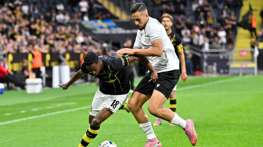 Nadir Benbuali, a Gyõri ETO FC (j) és Abdihakim Ali, az AIK Stockholm játékosa a labdarúgó Konferencia-liga 3. selejtezõfordulójának elsõ, AIK Stockholm-Gyõri ETO FC mérkõzésén Stockholmban 2025. augusztus 7-én.MTI/EPA/TT Hírügynökség/Christine Olsson