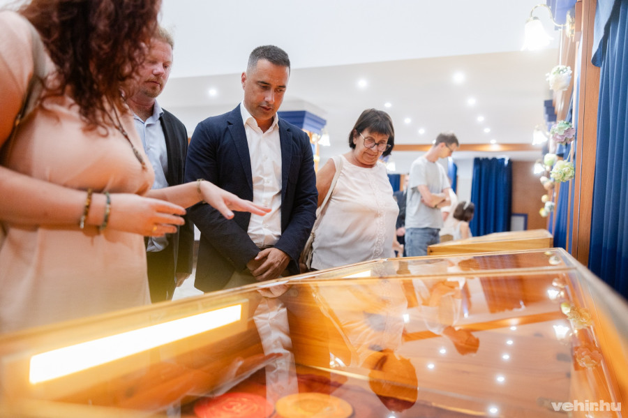 Ovádi Péter (középen)