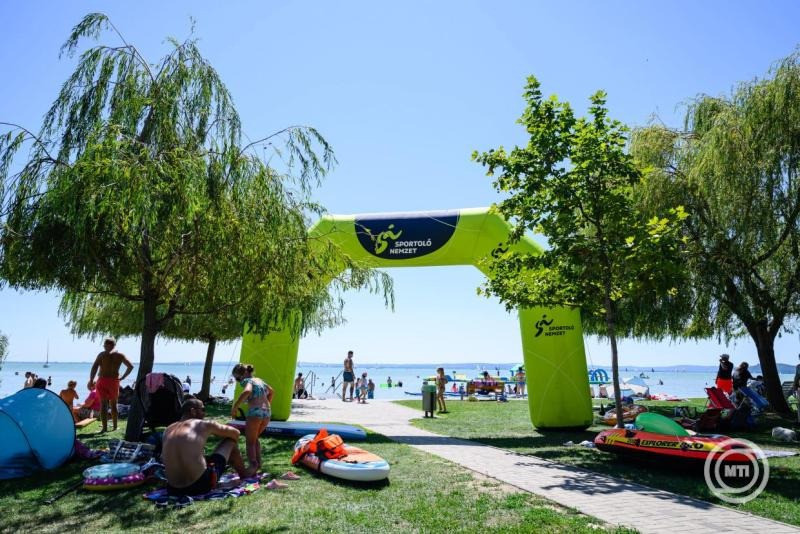 Nyaralók a balatonfüredi Kisfaludy-strandon a Sportoló Nemzet Roadshow napján 2025. augusztus 8-án. MTI/Vasvári Tamás