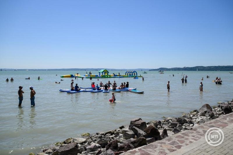 SUP-oktatás a Sportoló Nemzet Roadshow balatonfüredi állomásán a Kisfaludy-strandon 2025. augusztus 8-án. MTI/Vasvári Tamás