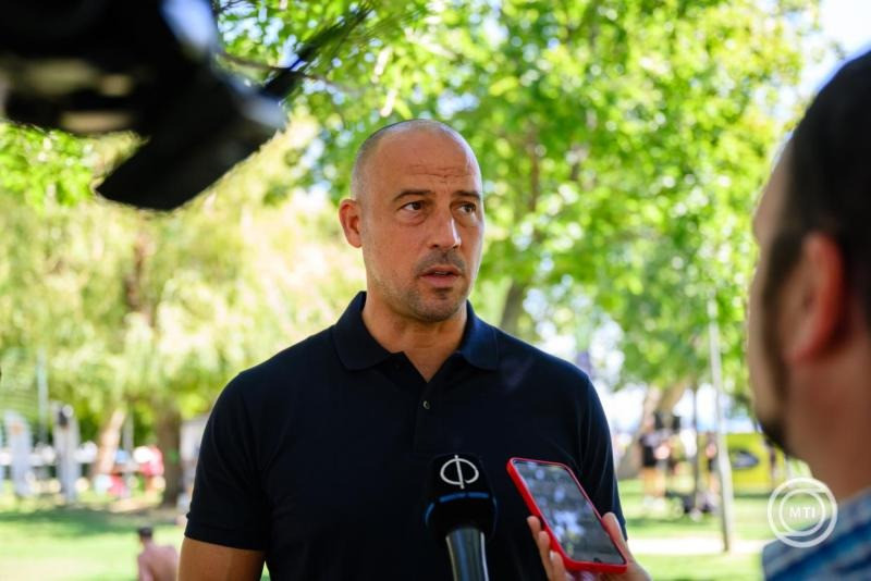 Schmidt Ádám, a Honvédelmi Minisztérium sportért felelős államtitkára a Sportoló Nemzet Roadshow balatonfüredi állomásán a Kisfaludy-strandon 2025. augusztus 8-án. MTI/Vasvári Tamás