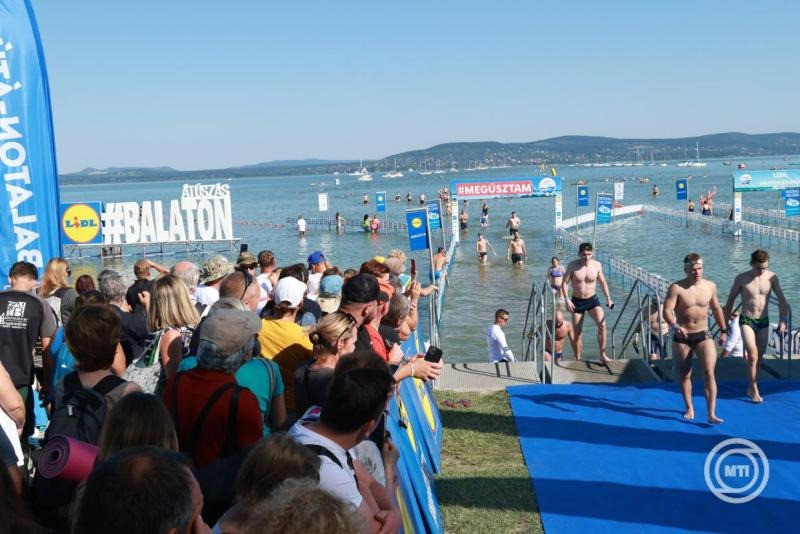 A 43. Lidl Balaton-átúszás résztvevői érkeznek a balatonboglári célba 2025. augusztus 9-én. MTI/Katona Tibor