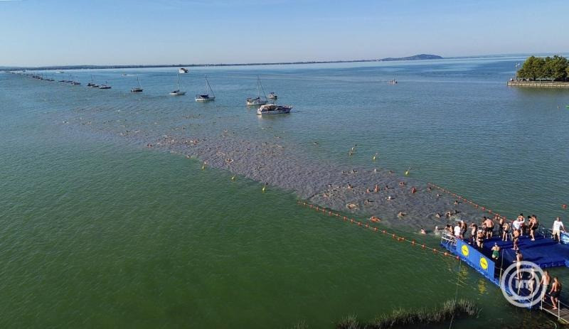 A drónnal készült felvételen a 43. Lidl Balaton-átúszás résztvevői Révfülöpnél 2025. augusztus 9-én. MTI/Krizsán Csaba