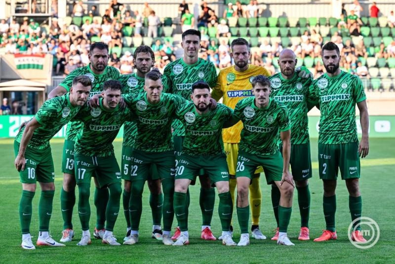 Paks, 2025. augusztus 14. A Paks játékosai a labdarúgó Konferencia Liga selejtezőjében a 3. fordulóban játszott Paksi FC - Polisszja Zsitomir visszavágó mérkőzés kezdete előtt Pakson, a Fehérvár úti stadionban 2025. augusztus 14-én. MTI/Vasvári Tamás