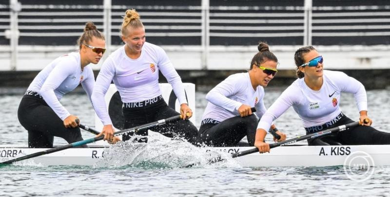 A győztes Kiss Ágnes, Nagy Bianka, Opavszky Réka és Csorba Zsófia (j-b) a célban a női kenu négyesek 500 méteres versenyének döntőjében a milánói kajak-kenu világbajnokságon 2025. augusztus 24-én. MTI/Czeglédi Zsolt