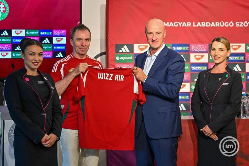 Marco Rossi szövetségi kapitány (j) és Váradi József, az új főszponzor Wizz Air légitársaság elnök-vezérigazgatója a magyar labdarúgó-válogatott sajtótájékoztatóján az MLSZ Telki Edzőközpontjában 2025. augusztus 26-án. A magyar válogatott szeptember 6-án Írország ellen lép pályára Dublinban, három nappal később pedig Portugália együttesét fogadja a Puskás Arénában. MTI/Illyés Tibor