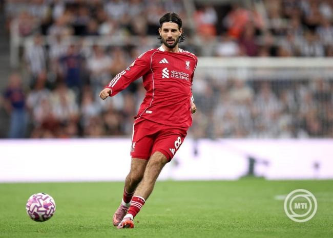 Szoboszlai Dominik, a Liverpool játékosa az angol első osztályú labdarúgó-bajnokság Newcastle United - Liverpool mérkőzésén a newcastle-i St. James' Park stadionban 2025. augusztus 25-én. MTI/EPA/Adam Vaughan