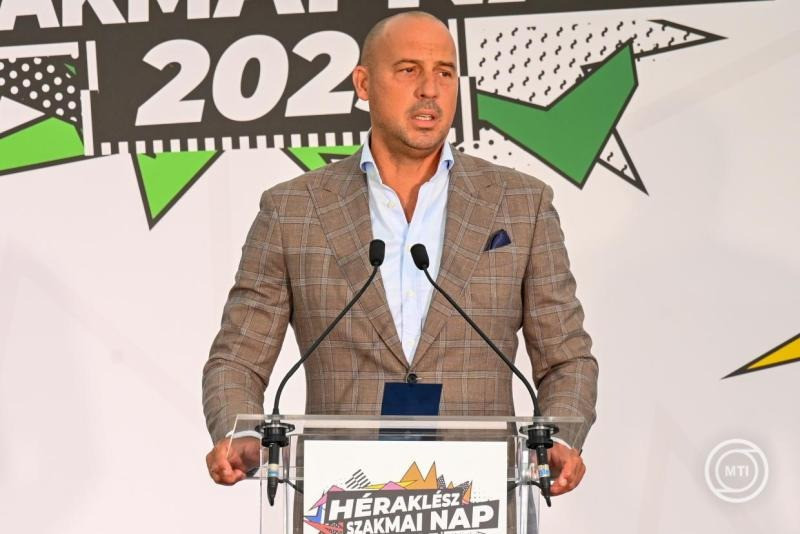 Schmidt Ádám, a Honvédelmi Minisztérium sportért felelős államtitkára beszédet mond a Heráklész Szakmai Nap megnyitóján a sukorói Kovács Katalin Nemzeti Kajak-Kenu Akadémián 2025. augusztus 30-án. MTI/Máthé Zoltán