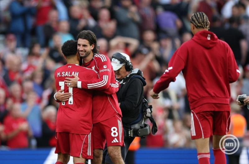 Mohamed Szalah, a Liverpool játékosa (b) csapattársával, a gólszerző Szoboszlai Dominikkal ünnepel az angol első osztályú labdarúgó-bajnokságban játszott Liverpool-Arsenal mérkőzésen Liverpoolban 2025. augusztus 31-én. A Liverpool Szoboszlai szabadrúgásból szerzett góljával 1-0-ra győzött. MTI/EPA/Adam Vaughan