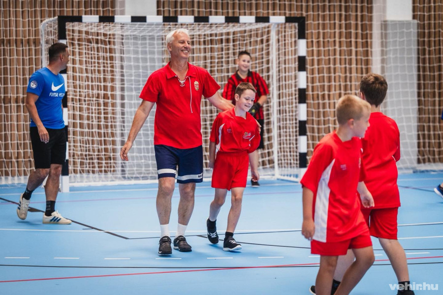 Soltész Miklós és Ovádi Péter a gyerekekkel közösen avatták fel az új tornacsarnokot