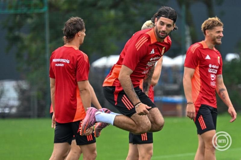 Szoboszlai Dominik csapatkapitány (k) a magyar labdarúgó-válogatott edzésén az MLSZ Telki Edzőközpontjában 2025. szeptember 3-án. A magyar csapat szeptember 6-án Írország ellen lép pályára Dublinban, három nappal később pedig Portugália együttesét fogadja a Puskás Arénában. MTI/Illyés Tibor