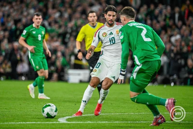 Szoboszlai Dominik (j2) és az ír Matt Doherty az Írország-Magyarország labdarúgó világbajnoki selejtező mérkőzésen a dublini Aviva Stadionban 2025. szeptember 6-án. MTI/Bodnár Boglárka